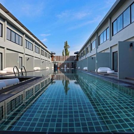 S Ratchada Leisure Hotel - Sha Plus Bangkok Esterno foto The swimming pool at the hotel