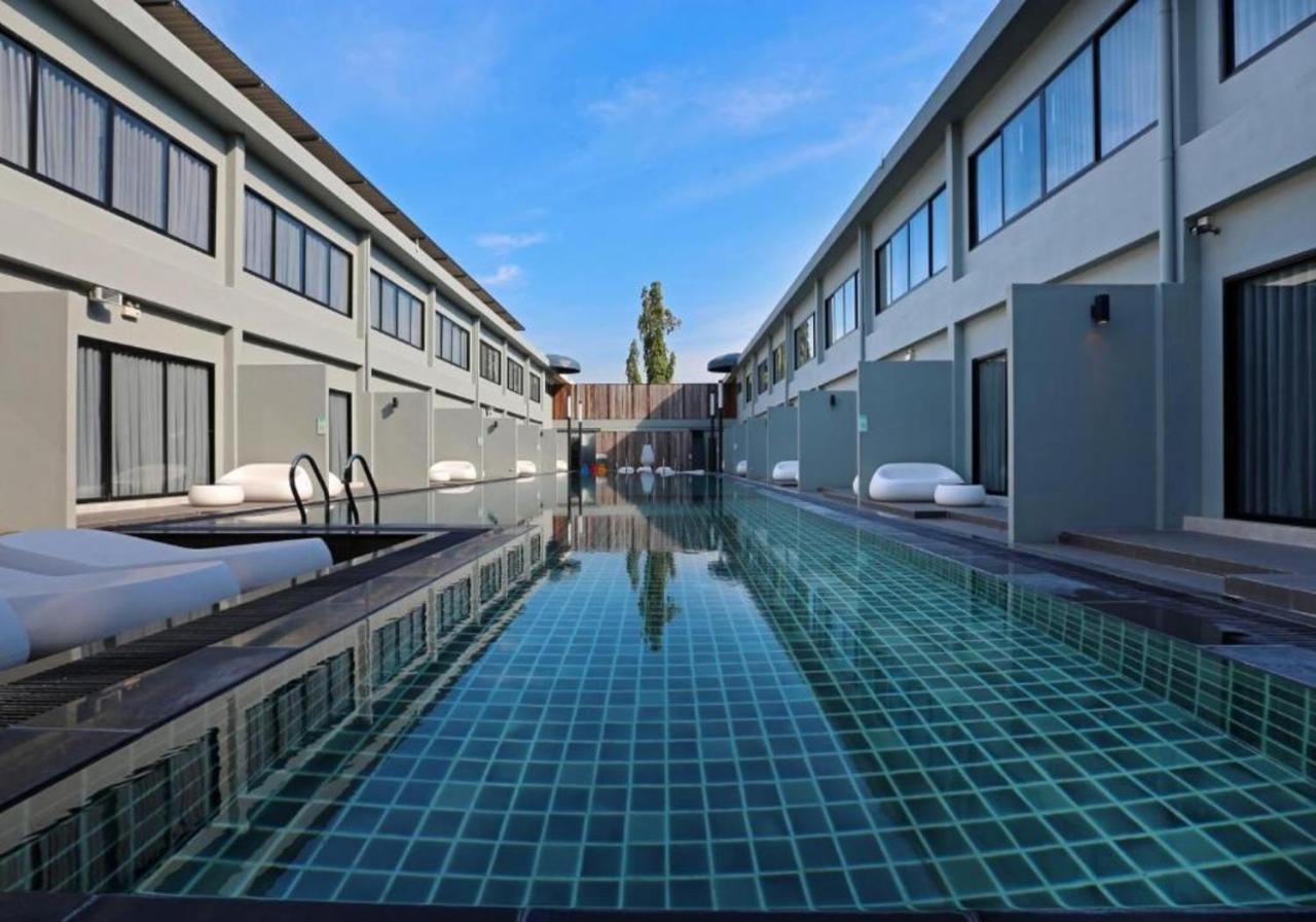 S Ratchada Leisure Hotel - Sha Plus Bangkok Esterno foto The swimming pool at the hotel