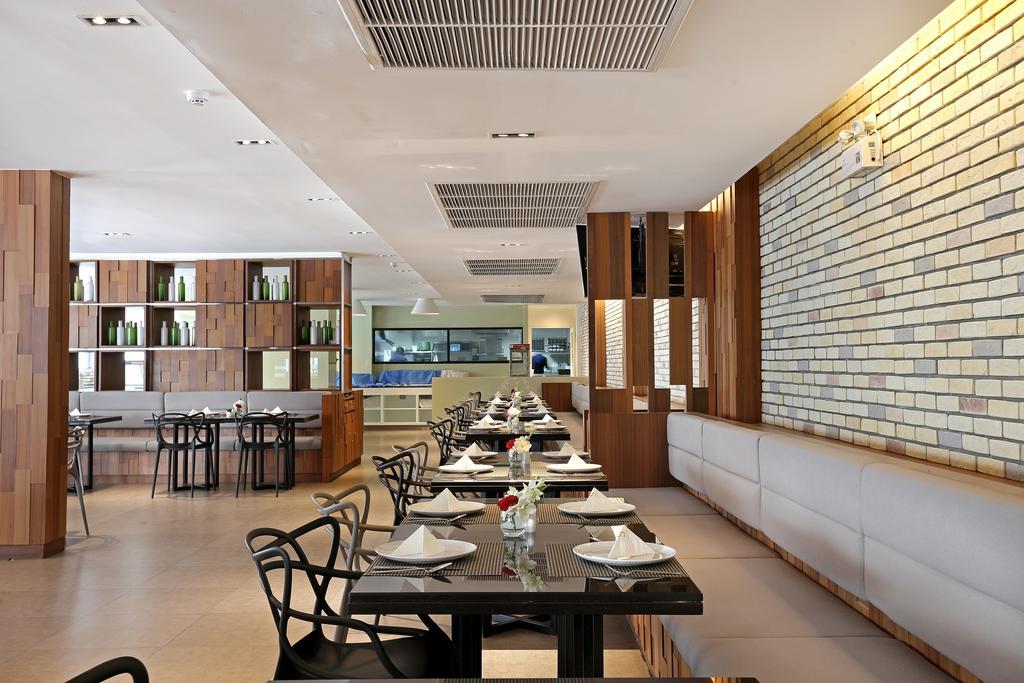 S Ratchada Leisure Hotel - Sha Plus Bangkok Esterno foto The interior of the restaurant