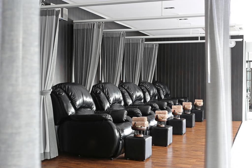 S Ratchada Leisure Hotel - Sha Plus Bangkok Esterno foto A foot massage parlor in Taiwan