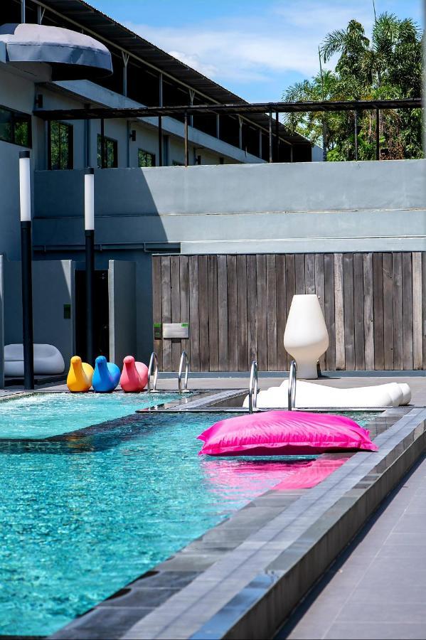 S Ratchada Leisure Hotel - Sha Plus Bangkok Esterno foto The pool at the hotel