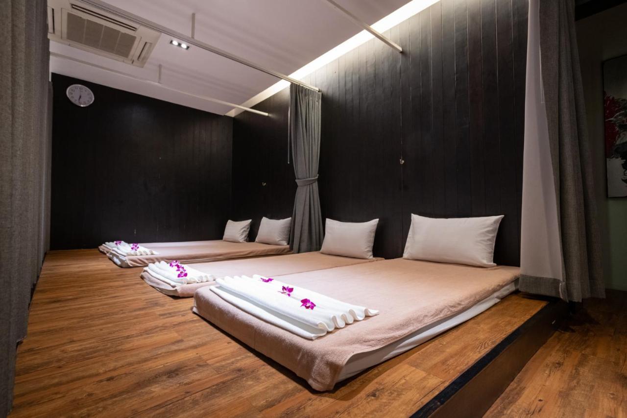 S Ratchada Leisure Hotel - Sha Plus Bangkok Esterno foto Thai massage room