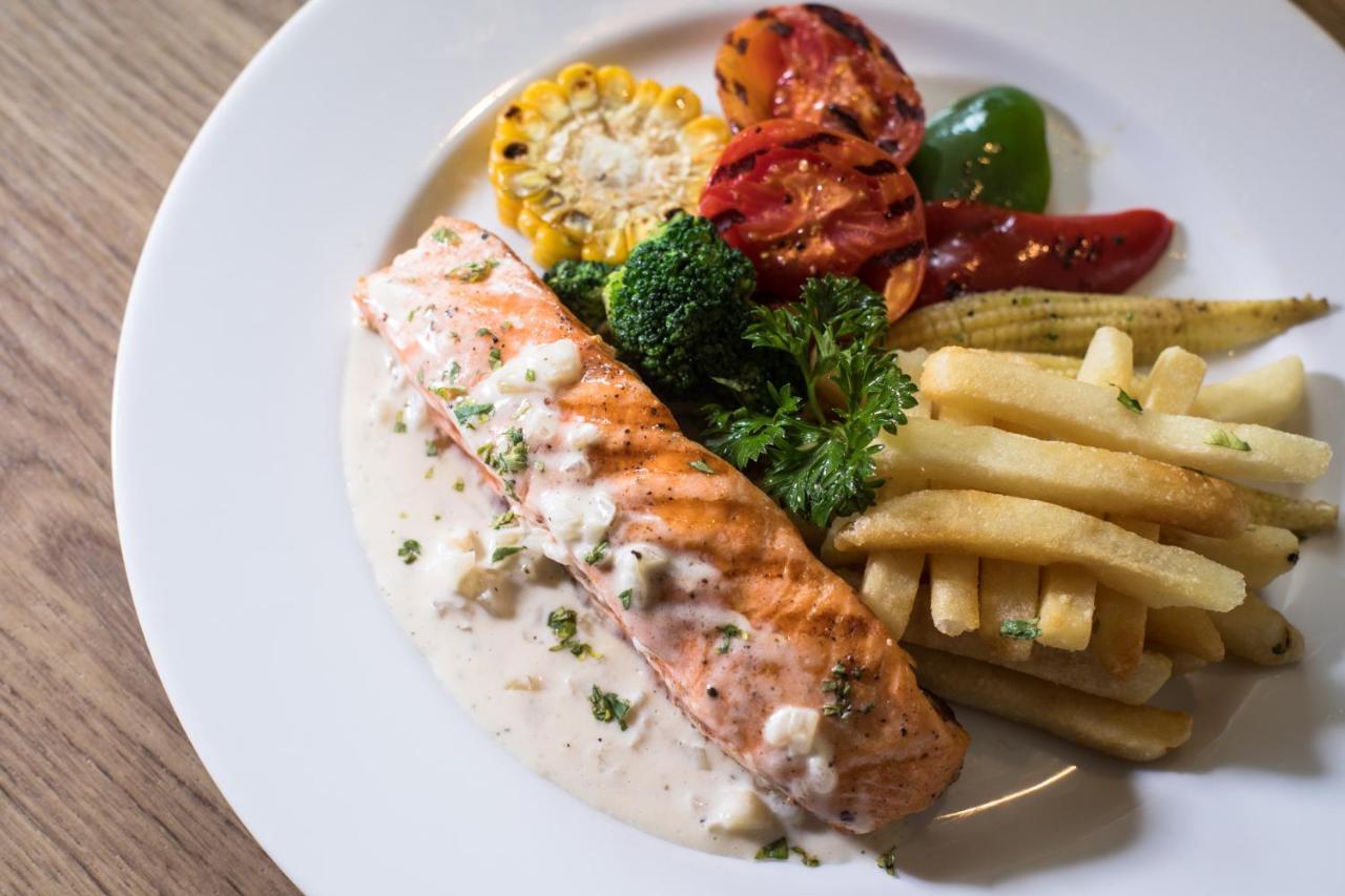 S Ratchada Leisure Hotel - Sha Plus Bangkok Esterno foto Salmon steak