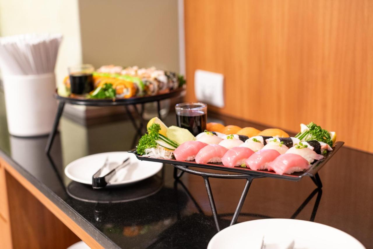 S Ratchada Leisure Hotel - Sha Plus Bangkok Esterno foto Sushi at a buffet