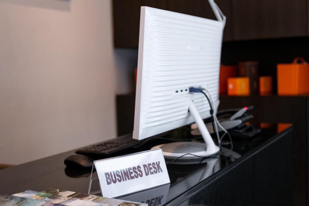 S Ratchada Leisure Hotel - Sha Plus Bangkok Esterno foto A business desk at a hotel