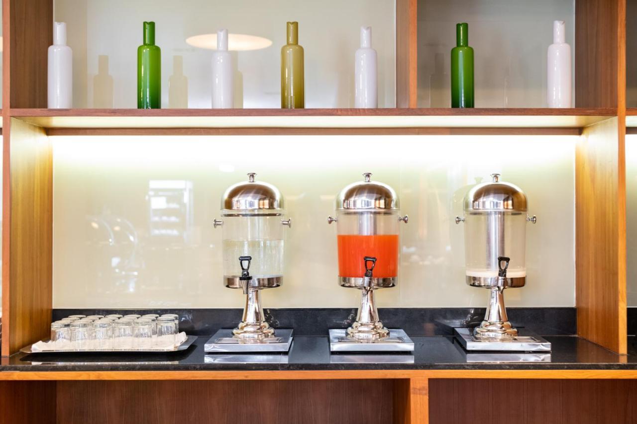S Ratchada Leisure Hotel - Sha Plus Bangkok Esterno foto Juice dispensers